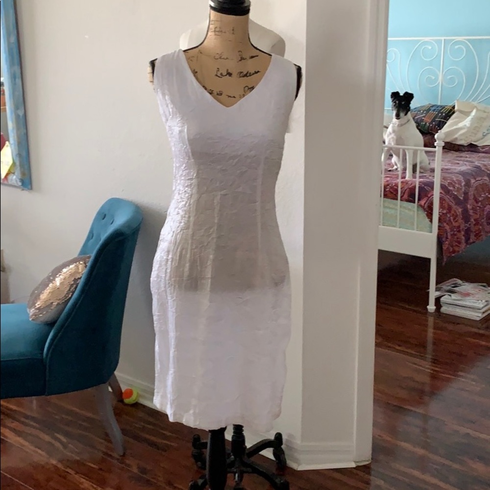 White sleeve less dress.